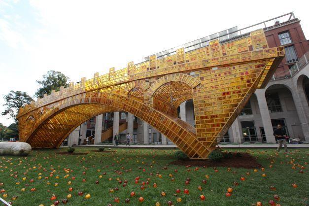 当地时刻2016年9月28日,大型景不雅雕饰作品《丝路金桥》在米兰世博会的世博之门揭幕。中国海外文化传播中心/供图